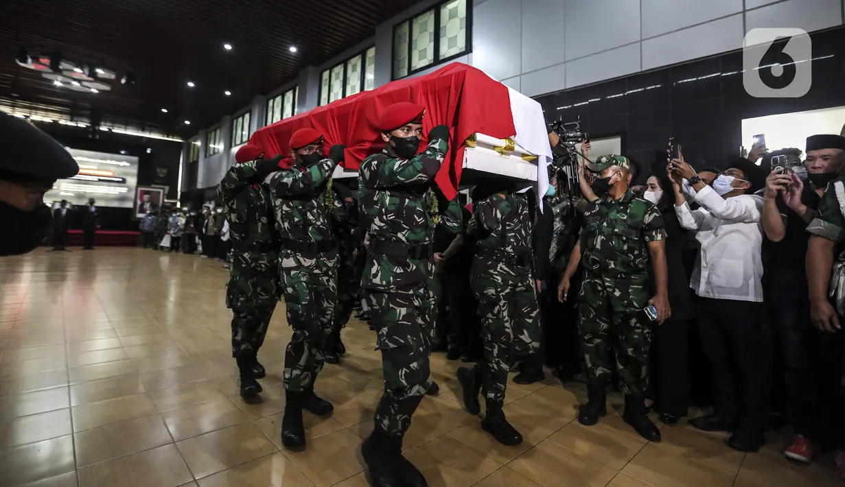Upacara prosesi persemayaman dan pelepasan jenazah Menpan RB Tjahjo Kumolo di Kantor Kemenpan RB Sudirman, Jakarta Selatan, Jumat (1/7/2022). Sebelumnya, Tjahjo Kumolo memang diketahui tengah menjalani perawatan intensif dalam beberapa hari terakhir. (Liputan6.com/Johan Tallo)