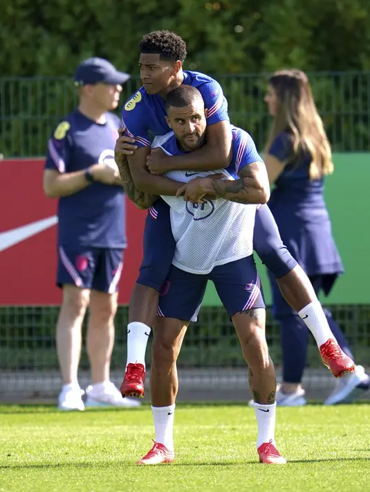 Bek Inggris, Kyle Walker mengangkat Jude Bellingham saat para pemain mengikuti sesi Latihan di Hotspur Way Training Ground, London, Selasa (7/9/2021). Inggris akan bertandang ke markas Polandia dalam matchday ke-6 kualifikasi Piala Dunia 2022 zona Eropa Grup I pada 9 September (Nick Potts/PA via AP)