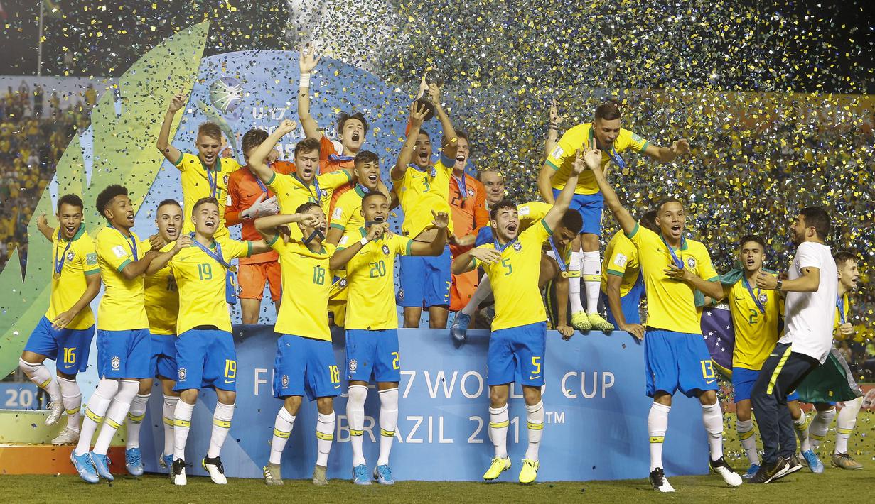 Veron berhasil membawa Timnas Brasil U-17 angkat trofi di hadapan pendukung sendiri dengan torehan tiga gol dan tiga assist-nya. (AFP/Miguel Schincariol)