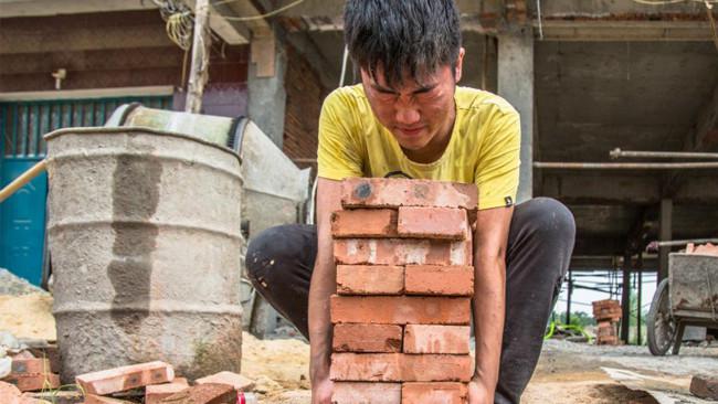 Ma saat bekerja di konstruksi (worldofbuzz.com)