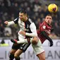 Pemain Juventus Cristiano Ronaldo (kiri) berebut bola dengan pemain AC Milan Ismael Bennacer pada pertandingan Coppa Italia di Stadion San Siro, Milan, Italia, Kamis (13/2/2020). Pertandingan berakhir 1-1. (Massimo Paolone/LaPresse via AP)