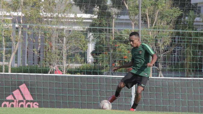 Gelandang Timnas Indonesia U-22, Todd Rivaldo Ferre, berlatih di Lapangan American University of Phnom Penh (AUPP), Kamboja, Selasa (19/2/2019). (Bola.com/Zulfirdaus Harahap)