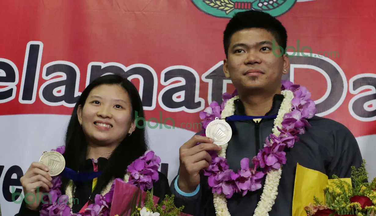 Praveen Jordan dan Debby Susanto menebar senyum saat menemui wartawan di Bandara Soekarno-Hatta,Tangerang, Rabu (16/3/2016). (Bola.com/Nicklas Hanoatubun)