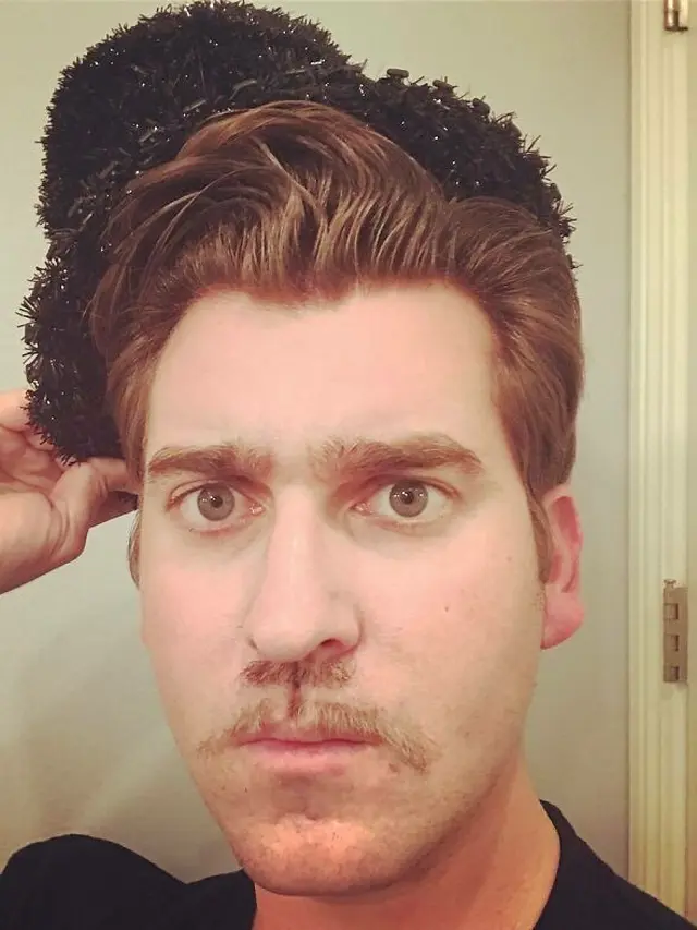 7 Potret Gaya Pria dengan Kumis Ganda Ini Bikin Ngakak