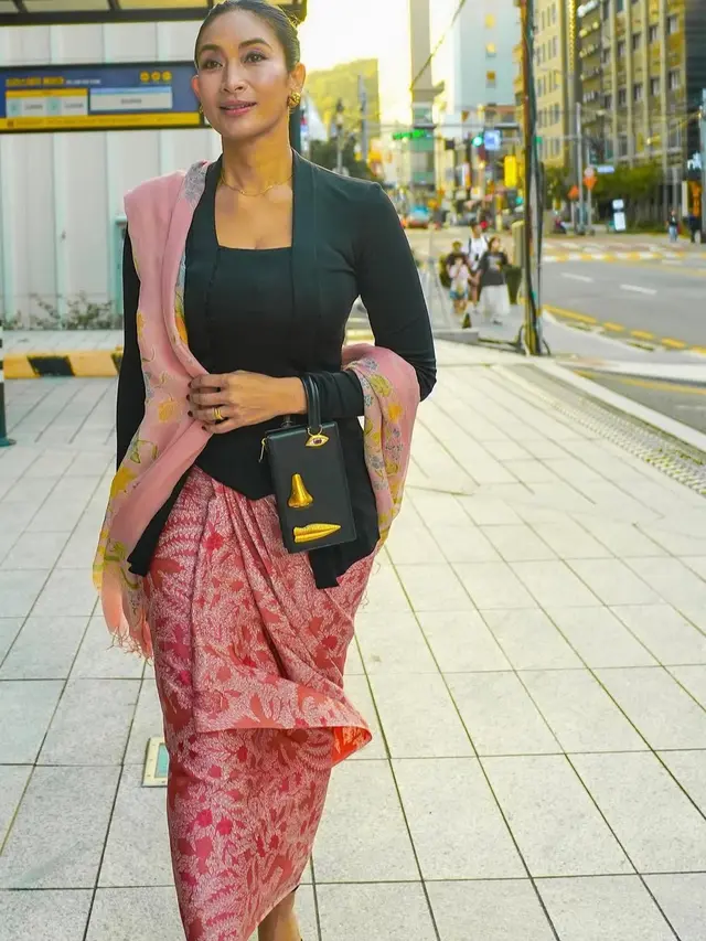 Happy Salma kenakan batik di Korea. [@happysalma]