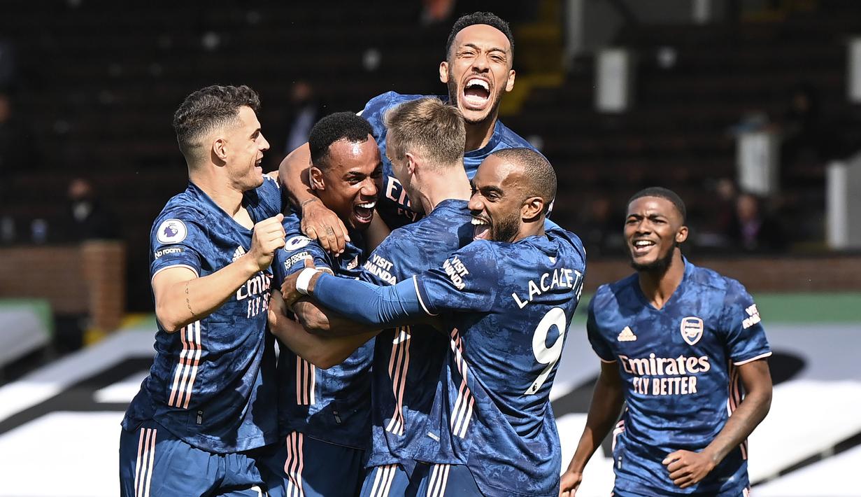 Pemain Arsenal merayakan gol yang dicetak Gabriel Magalhaes ke gawang Fulham pada laga Liga Inggris di Craven Cottage, London, Sabtu (12/9/2020) malam WIB. Arsenal menang 3-0 atas Fulham. (Ben Stansall/Pool via AP)