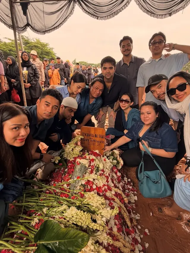 Anya Geraldine  salah satu artis dan sahabat Vidi Aldiano yang hadir di pemakaman. [@anyageraldine]