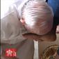 Paus Fransiskus mencium kaki narapidana di penjara Roma jelang Jumat Agung 2022. Dok: YouTube Vatican News