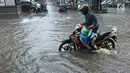 Pengandara sepeda motor melewati genangan air di kawasan Kemang, Jakarta Selatan, Kamis (18/10). Akibat hujan deras, kawasan di Jalan Kemang kembali tergenang air. (Liputan6.com/Herman Zakharia)