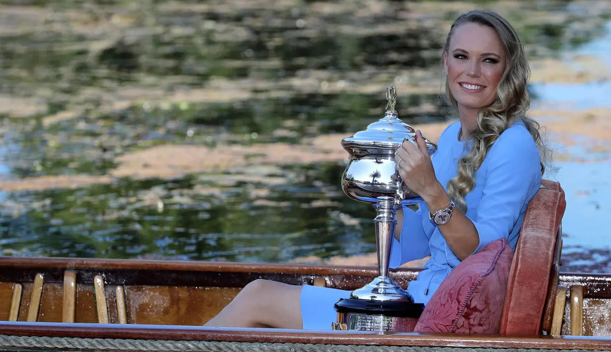 Petenis cantik asal Denmark Caroline Wozniacki berpose bersama piala Australia Terbuka 2018 dalam Daphne Akhurst Memorial Cup di Royal Botanical Gardens di Melbourne, Australia, (28/1). (AP Photo / Dita Alangkara)