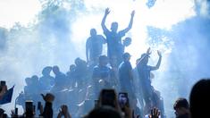Para pemain Persib Bandung menaiki bus dalam pawai juara BRI Super League musim ini di Kota Bandung, Minggu (24/05/2026) pagi WIB. (Bagaskara Lazuardi/Bola.com)