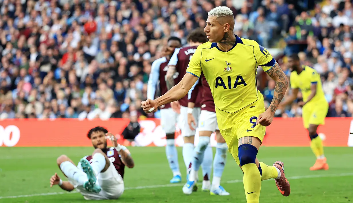 Dua gol The Lilywhites dicetak oleh Conor Gallagher (12') dan Richarlison (25'). Sementara gol tuan rumah dicetak oleh Emiliano Buendia (90+6). (AP Photo/PA/Nigel French)