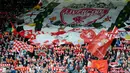 Suporter Liverpool membentangkan spanduk besar saat pertandingan melawan Manchester United pada lanjutan Liga Inggris di stadion Anfield, Liverpool, (14/10). Liverpool bermain imbang 0-0 atas MU. (AP Photo / Rui Vieira)