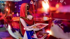 Seorang pelayan robot bernama Ruby menyajikan makanan kepada pelanggan di restoran Drink and Spice Magic, Dubai, 26 Juli 2018. Robot putih biru yang dipercantik dengan syal merah itu mengantar makanan dengan nampan yang mereka bawa. (AFP/GIUSEPPE CACACE)