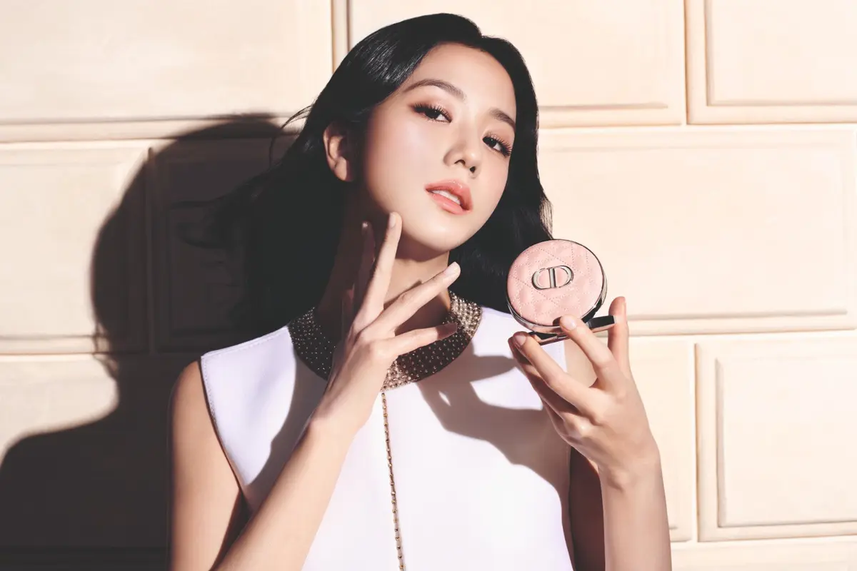 Pesona Kecantikan Flawless Jisoo BLACKPINK dalam Kampanye Dior Forever Terbaru