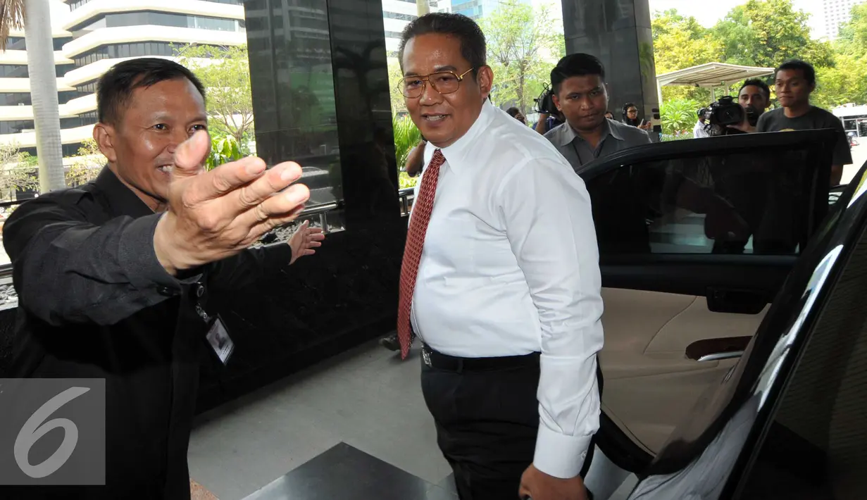 Kabareskrim Mabes Polri, Komjen Pol Anang Iskandar keluar dari mobil untuk mendatangi KPK, Jakarta, Kamis (5/11/15). Anang tiba pukul 12.03 WIB,  dia tidak berkomentar banyak soal kedatangannya ke KPK. (Liputan6.com/Helmi Afandi)