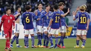 Pemain Jepang merayakan kemenangan atas Thailand pada laga uji coba di Stadion Nasional Jepang, Tokyo, Senin (1/1/2023). Hasil tersebut membuat Timnas Indonesia yang nanti satu grup dengan Jepang harus waspada dan mempersiapkan tim lebih baik di Piala Asia nanti. (AP Photo/Shuji Kajiyama)
