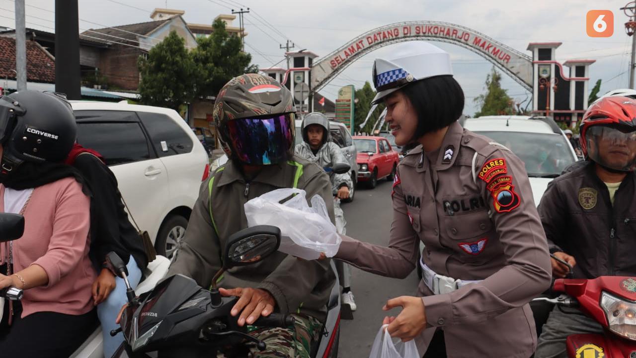 Polres Sukoharjo Bagikan Takjil ke Pengguna Jalan
