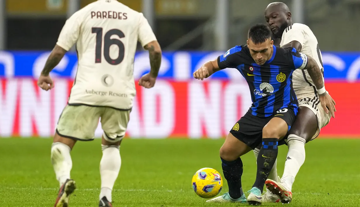 Pemain AS Roma, Romelu Lukaku (kanan), berebut bola dengan pemain Inter Milan, Lautaro Martinez (tengah), saat pertandingan pekan ke-10 Liga Italia 2023/2024 yang berlangsung di San Siro Stadium, Milan, Minggu (29/10/2023). (AP Photo/Antonio Calanni)
