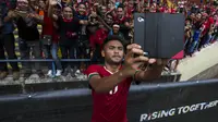 Gelandang Timnas Indonesia, Saddil, Ramdani, melakukan swafoto usai laga melawan Thailand. (Bola.com/Vitalis Yogi Trisna)