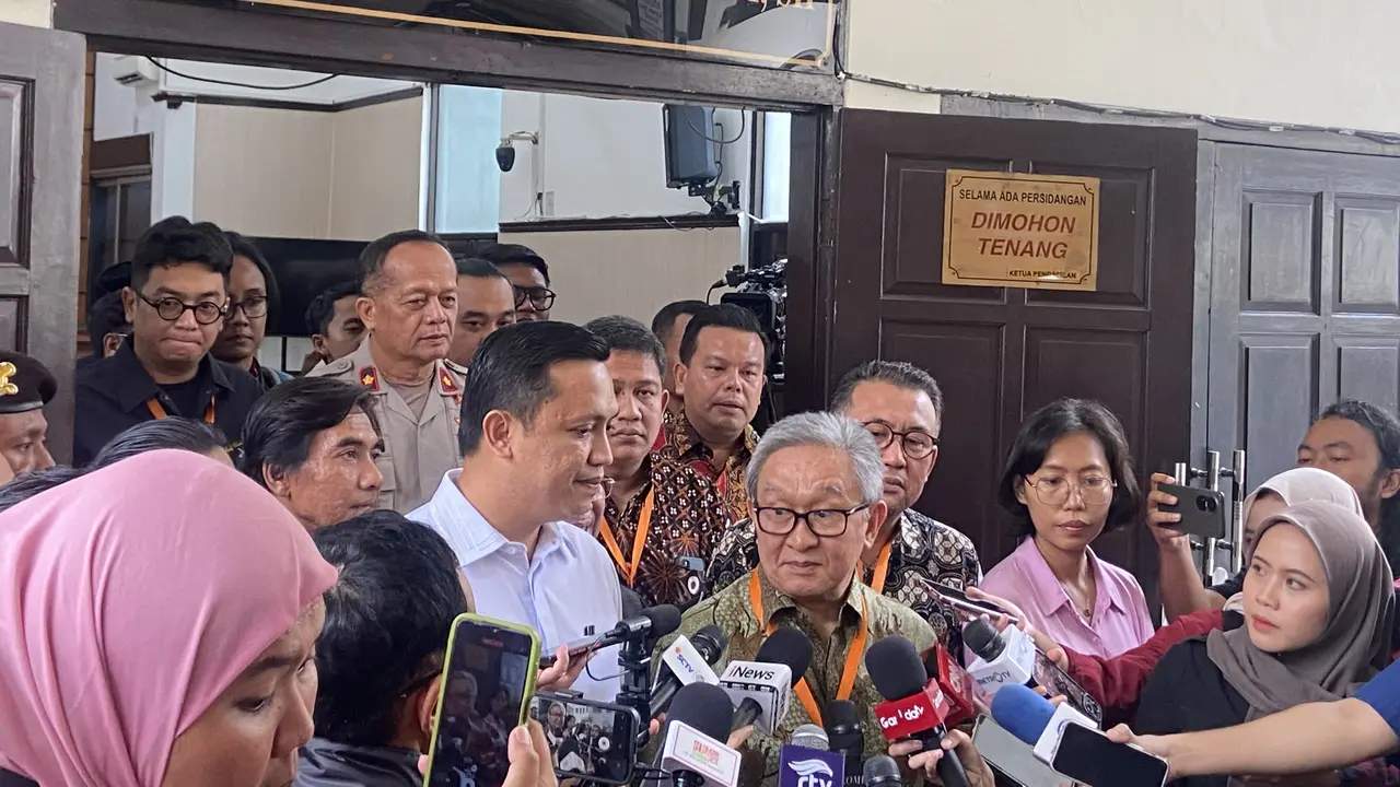 Komisi Pemberantasan Korupsi (KPK) mangkir dari sidang perdana praperadilan Sekjen PDI Perjuangan (PDIP) Hasto Kristiyanto.