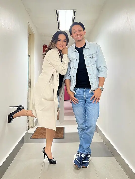 <p>Rumah tangga Andrew Andhika dan Tengku Dewi Putri sudah berjalan enam tahun. Pasangan ini membina rumah tangga dengan harmonis. Berikut beberapa potret keharmonisan dan kemesraan keluarga yang telah dikaruniai seorang anak ini. [Instagram/andrewandika]</p>