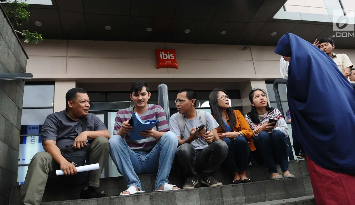 Keluarga korban Lion AIR JT 610 berbincang di hotel kawasan Cawang, Jakarta, Rabu (23/1). Pihak hotel yang menjadi posko pencarian tersebut meminta mereka meninggalkan lokasi mulai siang ini. (Liputan6.com/Herman Zakharia)