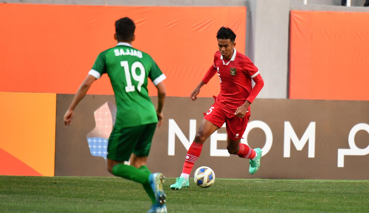 <p>Pemain Timnas Indonesia U-20, Kakang Rudianto menguasai bola saat menghadapi Irak U-20 pada laga matchday pertama Grup A Piala Asia U-20 2023 di Lokomotiv Stadium, Tashkent, Uzbekistan, Rabu (1/3/2023). (the-afc.com)</p>