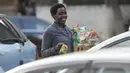 Mereka menjual barang-barang mulai dari bahan makanan hingga kosmetik, sapu, rantai anjing, suku cadang mobil, dan obat-obatan. (AP Photo/Tsvangirayi Mukwazhi)