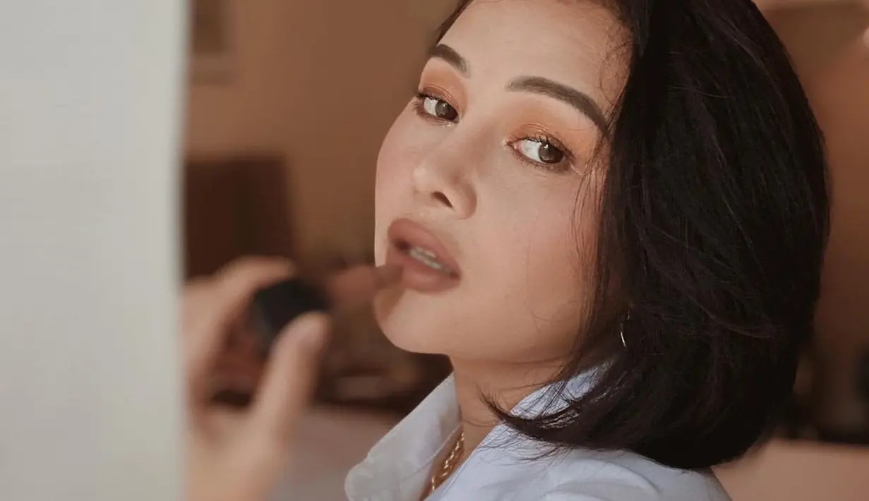 Potongan rambut bob sempat dijajal Mutia Ayu. Gaya rambut ini cocok bagi kamu yang memiliki wajah oval. Dengan potongan rambut yang mengikuti wajah, akan mempertegas bentuk wajah. (instagram/mutia_aayu)