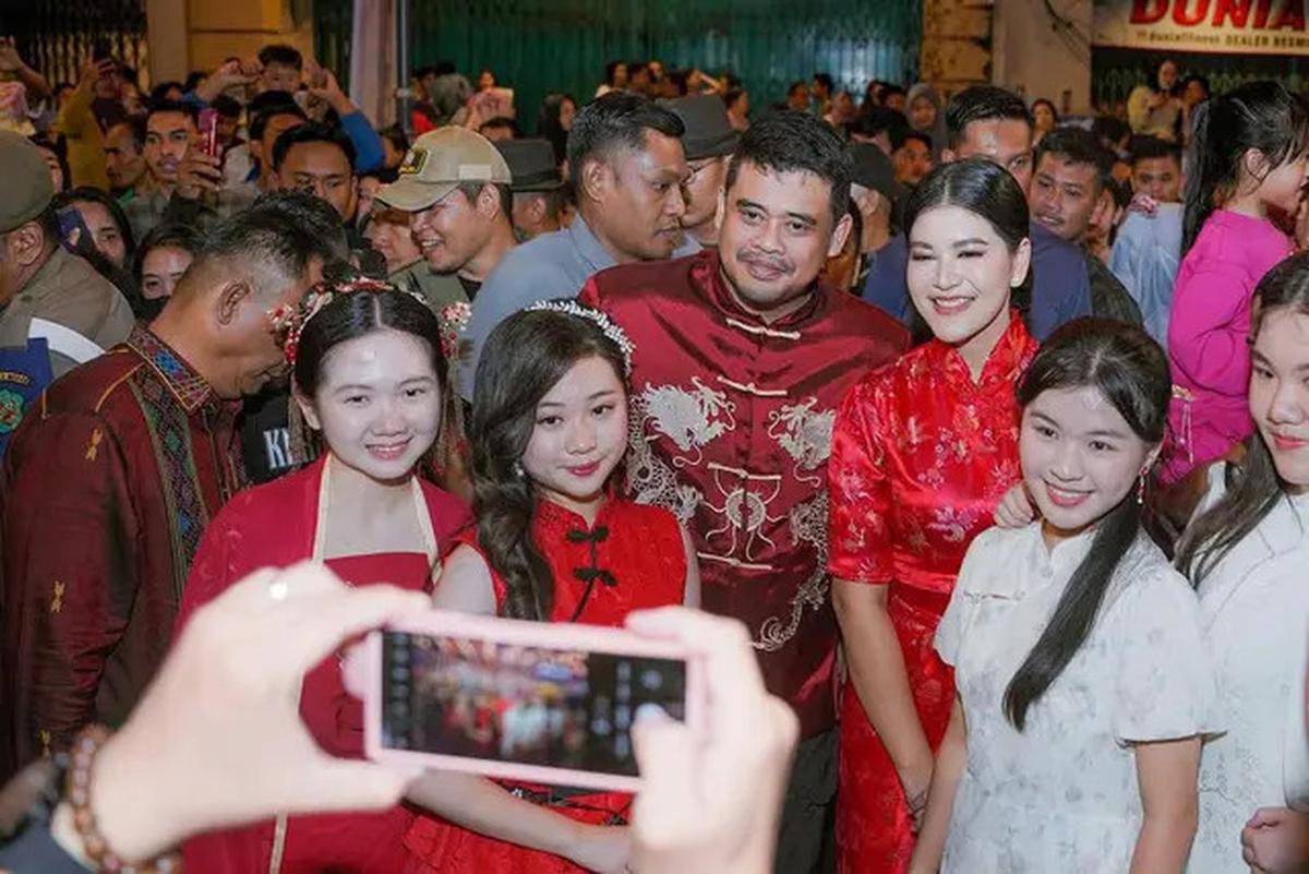 OOTD Kece Kahiyang Ayu Padukan Heels Rp20 Jutaan dengan Busana Etnik Karya Desainer Lokal