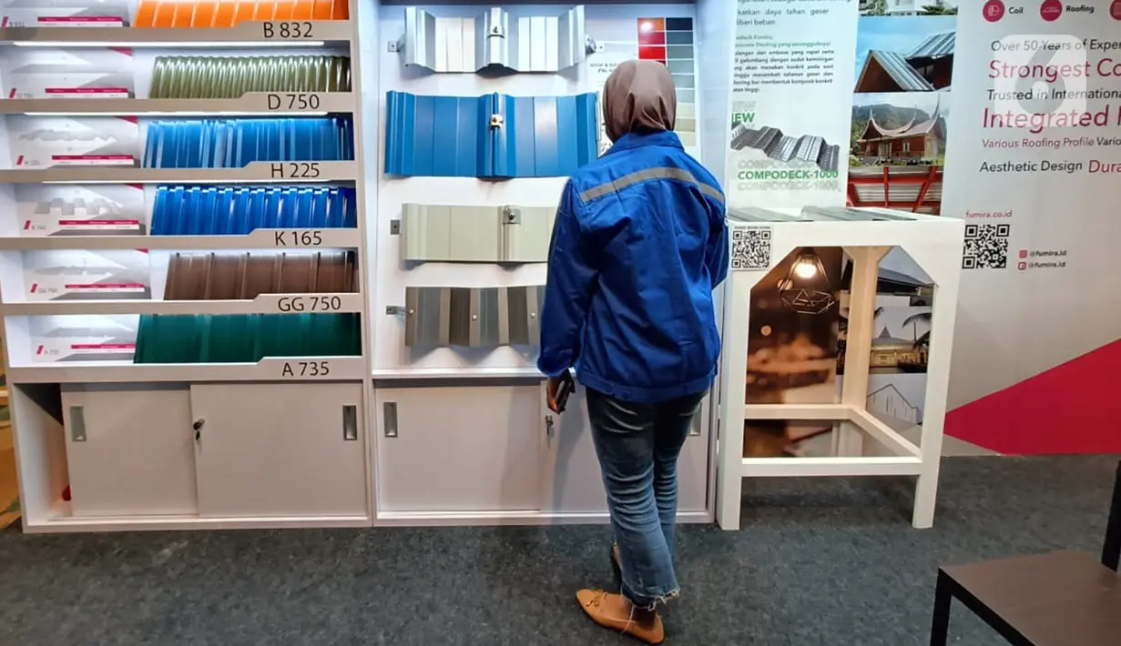 Pengunjung melihat atap baja ringan pada pameran industri kontruksi, BCI Equinox 2022 di The Hall Senayan City Jakarta, Kamis (19/05/2022). Pameran teknologi konstruksi yang diikuti arsitek, profesional desain, konsultan konstruksi, kontraktor hingga pengembang diikuti 27 vendor dan 5 asosiasi industri konstruksi hingga 20 Mei. (Liputan6.com/Fery Pradolo)