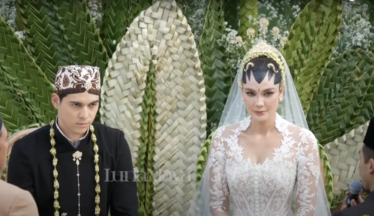 Aksen detail leher kebaya yang unik semakin menambah keindahan kebaya.  [Foto: TS Media.dok]