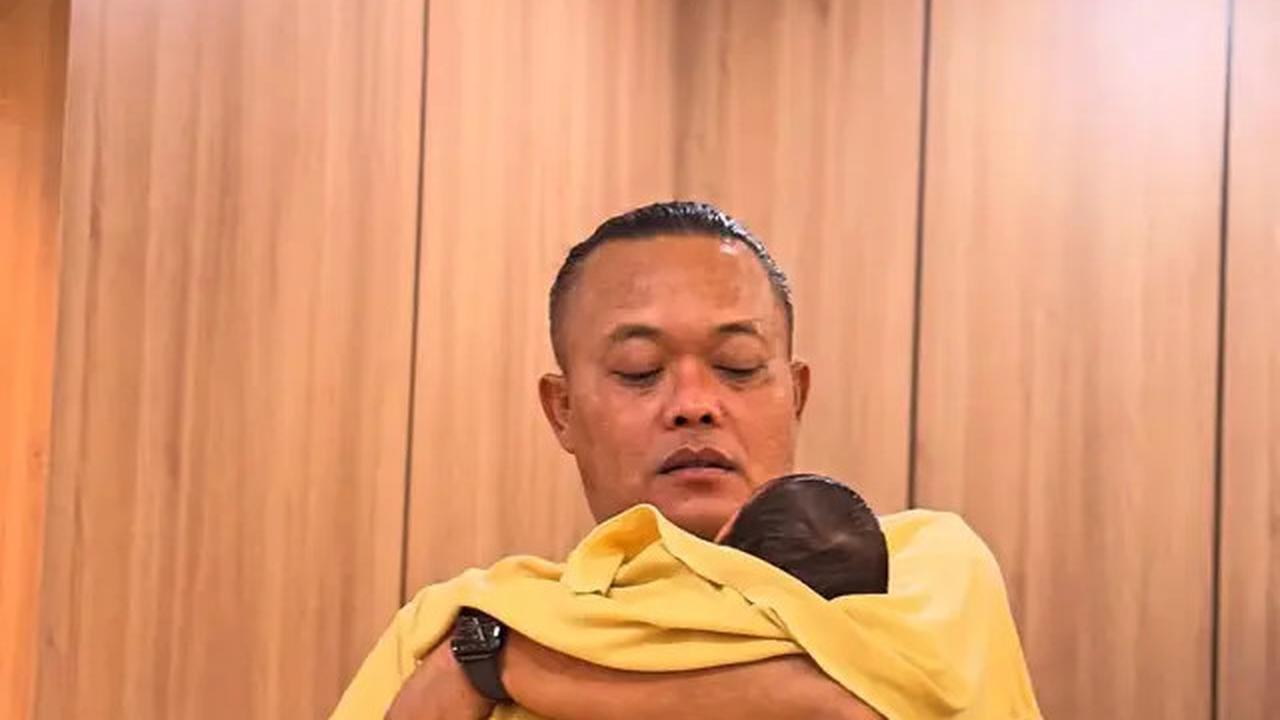 7 Potret Sule Bertemu Cucu Pertama, Penampilan Mahalini Berdaster Jadi Sorotan