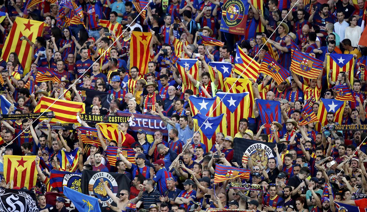 Para supporter Barcelona merayakan kemenangan atas Alaves pada laga final Copa Del Rey di Stadion Vicente Calderon, Madrid, Sabtu (27/5/2017). Barcelona menang 3-1 atas Alaves. (EPA/Juanjo Martin)