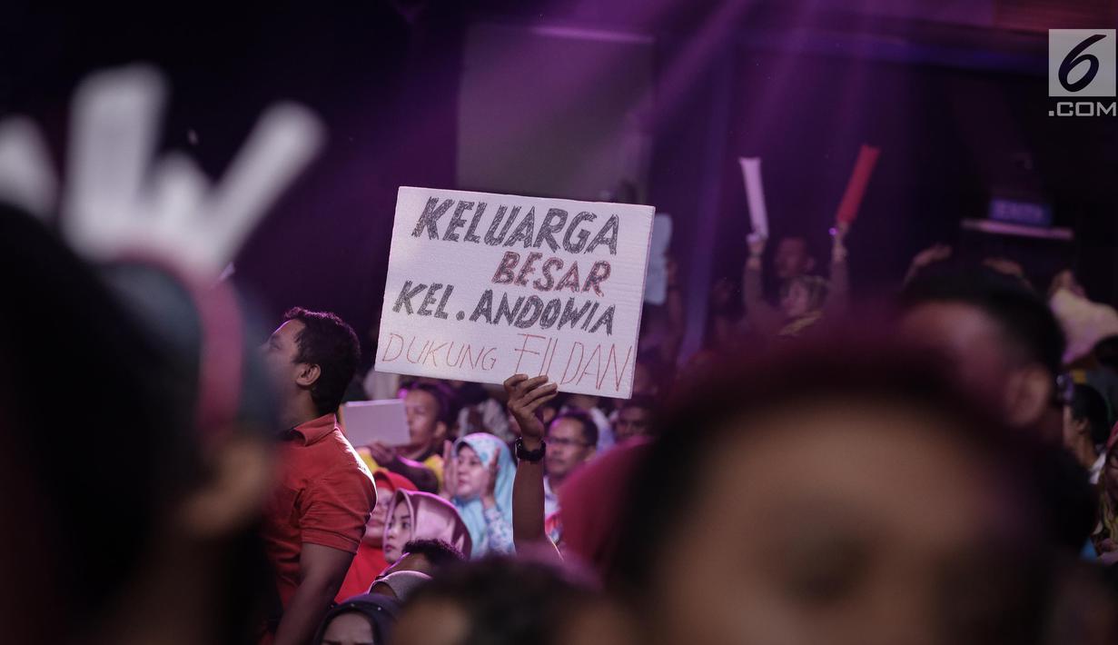 Pendukung finalis menyemarakan D'Academy 4 di Studio Indosiar, Jakarta, Jumat (19/5). (Liputan6.com/Faizal Fanani)