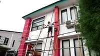 Avian program Avian Brands Peduli melakukan pengecatan ulang gedung-gedung PMI di 9 lokasi.