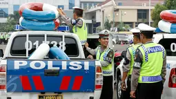 Petugas mempersiapkan sejumlah perlengkapan yang digunakan oleh Direktorat Lalu Lintas Polda Metro Jaya yang tergabung dalam Satgas Banjir 2015, saat apel kesiapan banjir di Mapolda Metro Jaya, Jakarta, Selasa (10/11). (Liputan6.com/Yoppy Renato)