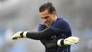 Ederson. Kiper asal Brasil ini berusia 27 tahun dengan tinggi 188 cm. Telah memperkuat Manchester City selama 4 musim, mulai 2017/2018 hingga kini. Total telah tampil dalam 187 penampilan di semua ajang kompetisi. (AFP/Peter Powell/Pool)
