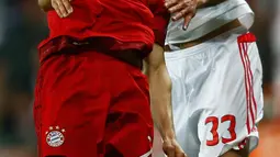Penyerang Muenchen, Thomas Muller (depan) berebut bola udara dengan bek Benfica, Jardel pada leg pertama liga champions di Allianz Arena, Munich, Jerman, (6/4). Muenchen menang tipis atas Benfica dengan skor 1-0. (REUTERS/Michael Dalder)