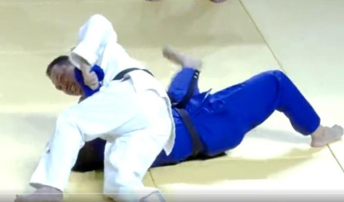 Kemudian, beberapa orang yang berdiri di atas ring tersebut pun langsung memberikan tepuk tangan usai Sigit sukses mengalahkan atlet judo itu.
Kapolri melumpuhkan lawannya.