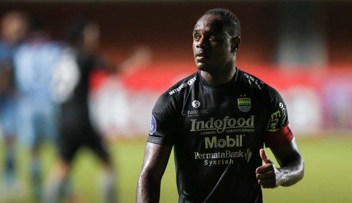 Victor Igbonefo terbilang memiliki catatan mentereng sebagai pemain naturalisasi. Ia resmi menjadi WNI sejak 10 Oktober 2010. Namun, debutnya di Timnas Indonesia baru dimulai pada Piala Dunia 2014 dan tergabung dalam skuat Merah Putih untuk Piala AFF 2014. (Bola.com/Bagaskara Lazuardi)