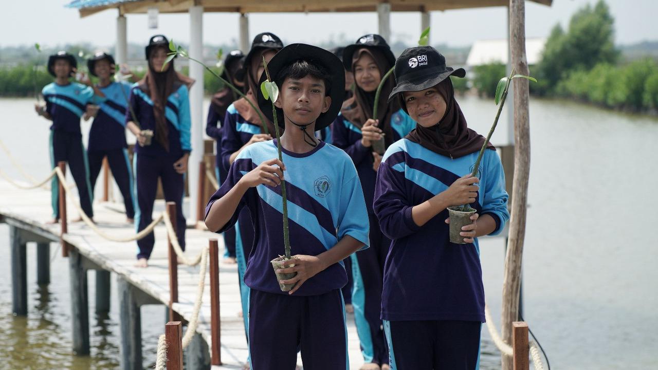 BRI Ajak Generasi Muda Jaga Ekosistem Lingkungan Melalui Penanaman Mangrove dan Pengelolaan Limbah Plastik