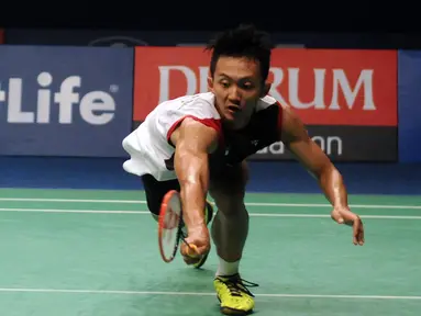 Tunggal putra Indonesia, Ihsan Maulana M mengejar bola saat laga melawan pemain Malaysia Lee Chong Wei di semifinal BCA Indonesia Open 2016, Jakarta, Sabtu (4/6/2016). Ihsan kalah dua set langsung 9-21, 18-21. (Liputan6.com/Helmi Fithriansyah)