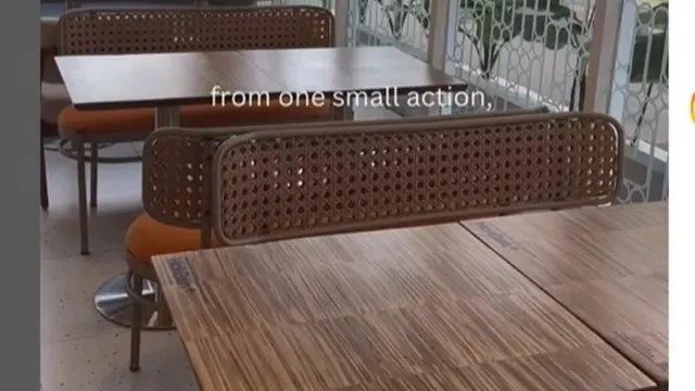 Boolet Manfaatkan Sumpit dan Tusuk Sate Bekas untuk Membuat Meja Restoran.  foto: Instagram @boolet.id