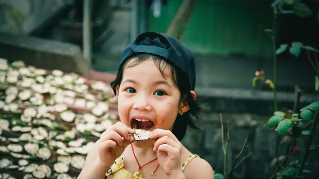 anak makan