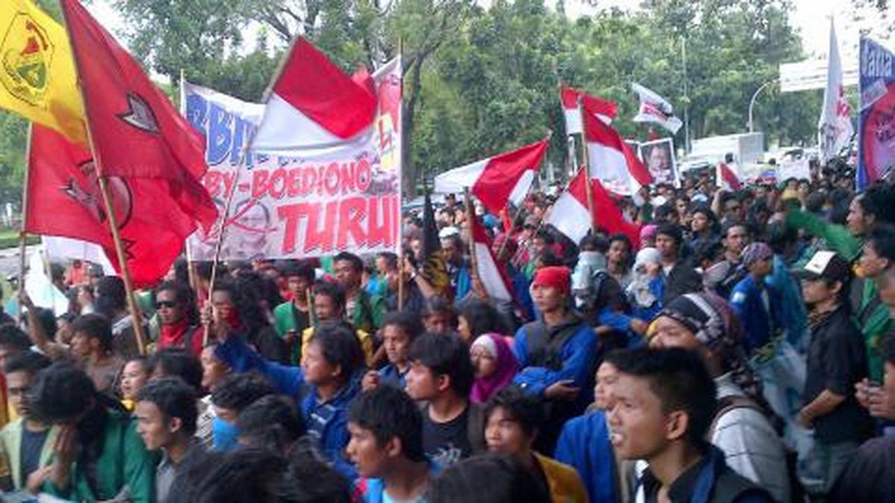 Mahasiswa bergerak, Jl Kramat Raya macet parah