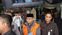 Potret Gus Yaqut Keluar dari Gedung KPK: Tak Banyak Bicara, Tangan Sudah Diborgol