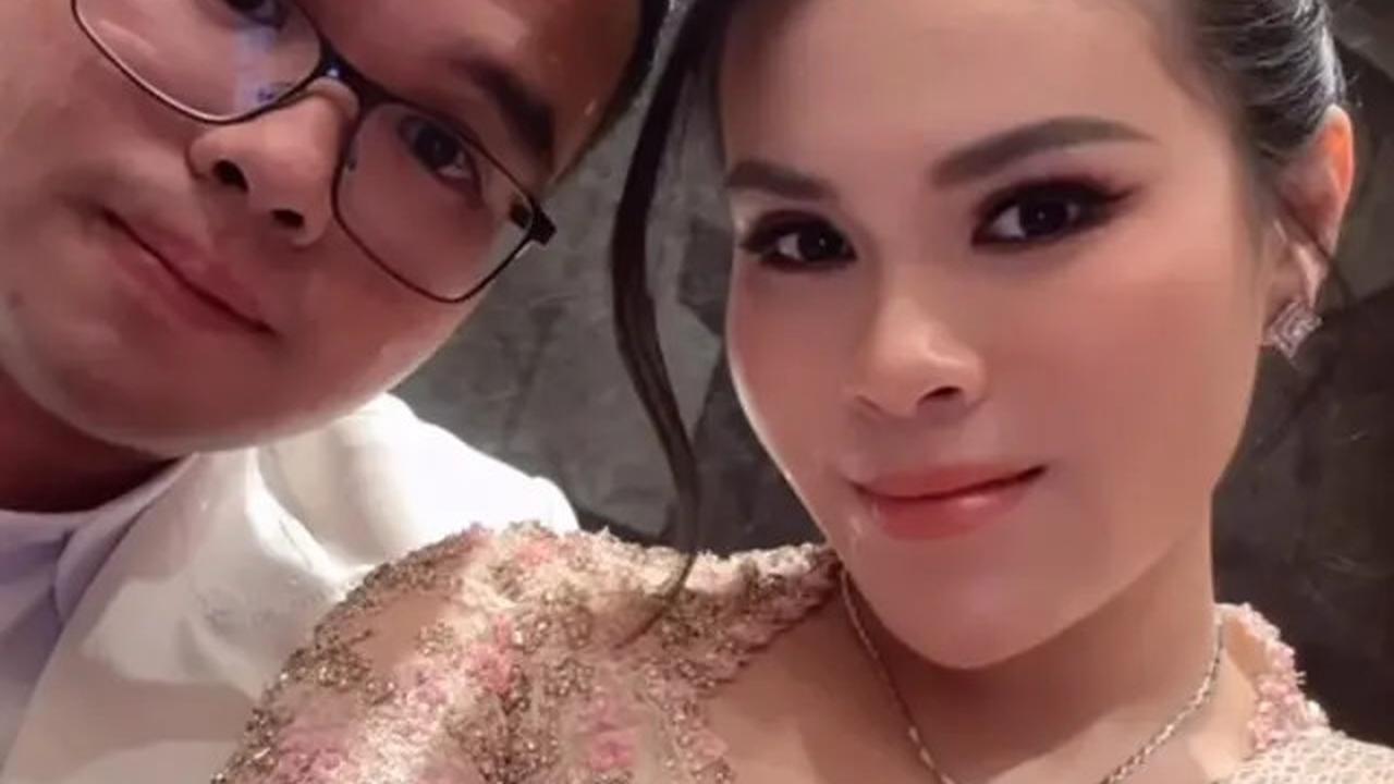 7 Potret Penampilan Keluarga Hotman Paris di Pernikahan Frank Hutapea, Elegan