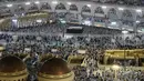 Ribuan jemaah melakukan tawaf dan memadati sekitar Kakbah di Masjidil Haram, kota suci Makkah, Arab Saudi pada Rabu (7/8/2019). Kondisi Masjidil Haram menjelang puncak ibadah haji kian dipadati jemaah dari berbagai negara. (Photo by FETHI BELAID / AFP)